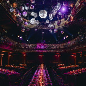 Vaudeville Anniversaire Disco Thème event dinner assis Choux