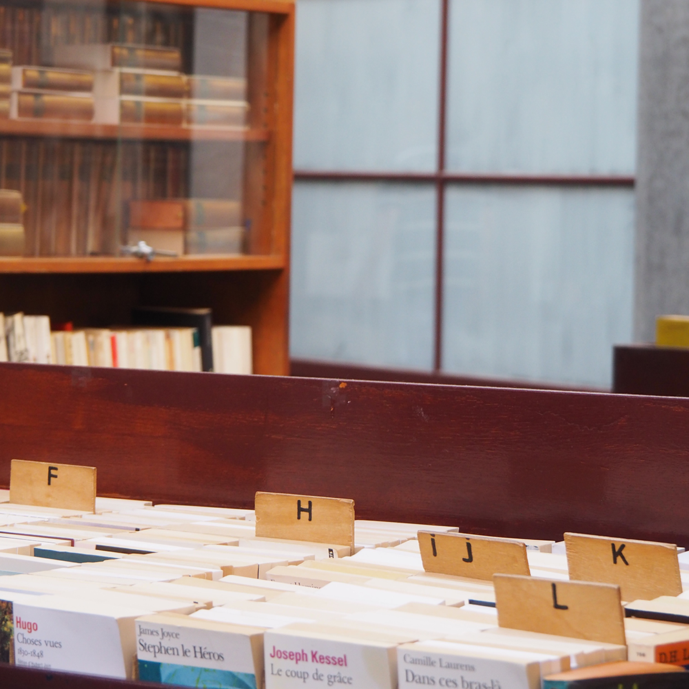 Genicot librairie Galerie Bortier présentoir littérature