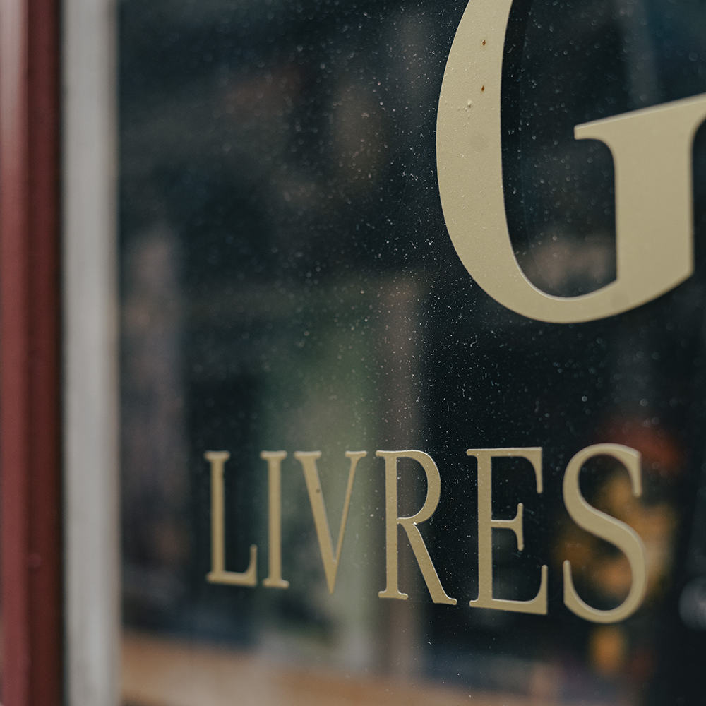Vitrine Genicot Close up Bortier Gallery