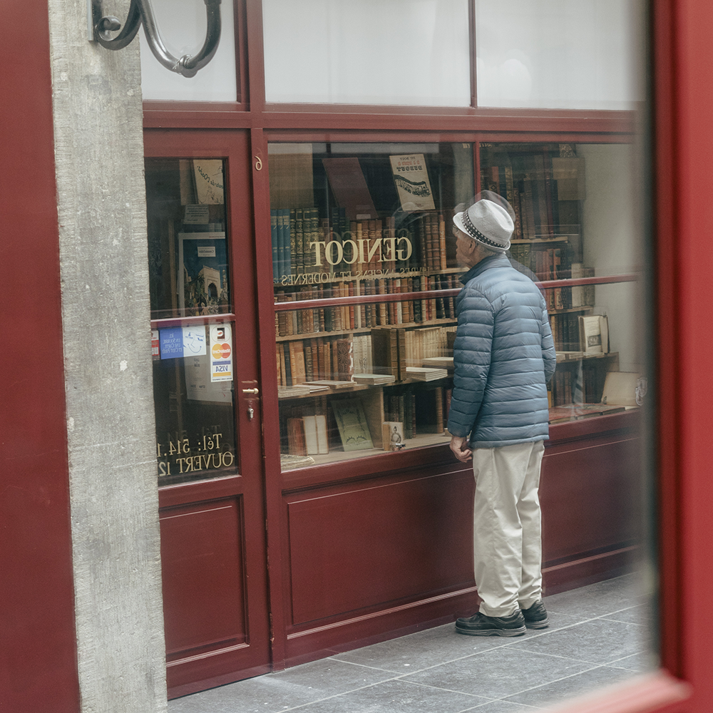 Informations accès Bortier Gallery Center Brussels old guy looking bookstore