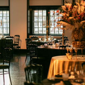 Maison Grand Place Stylish dining room table