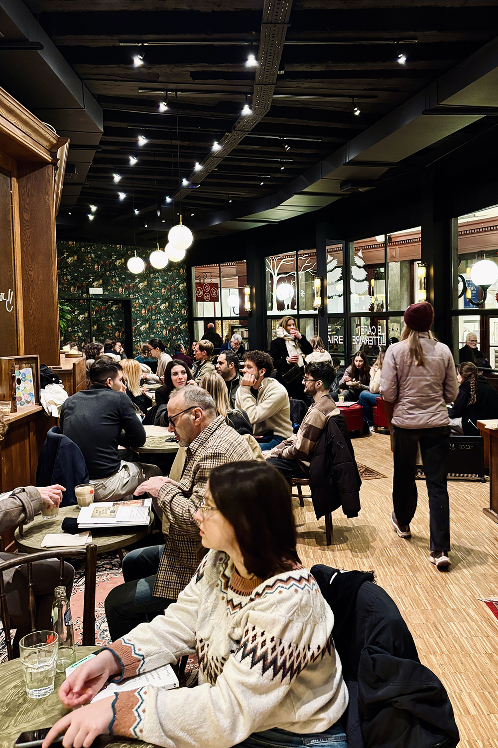 Kawa Club Galerie Bortier Bruxelles Interior view people talking eating